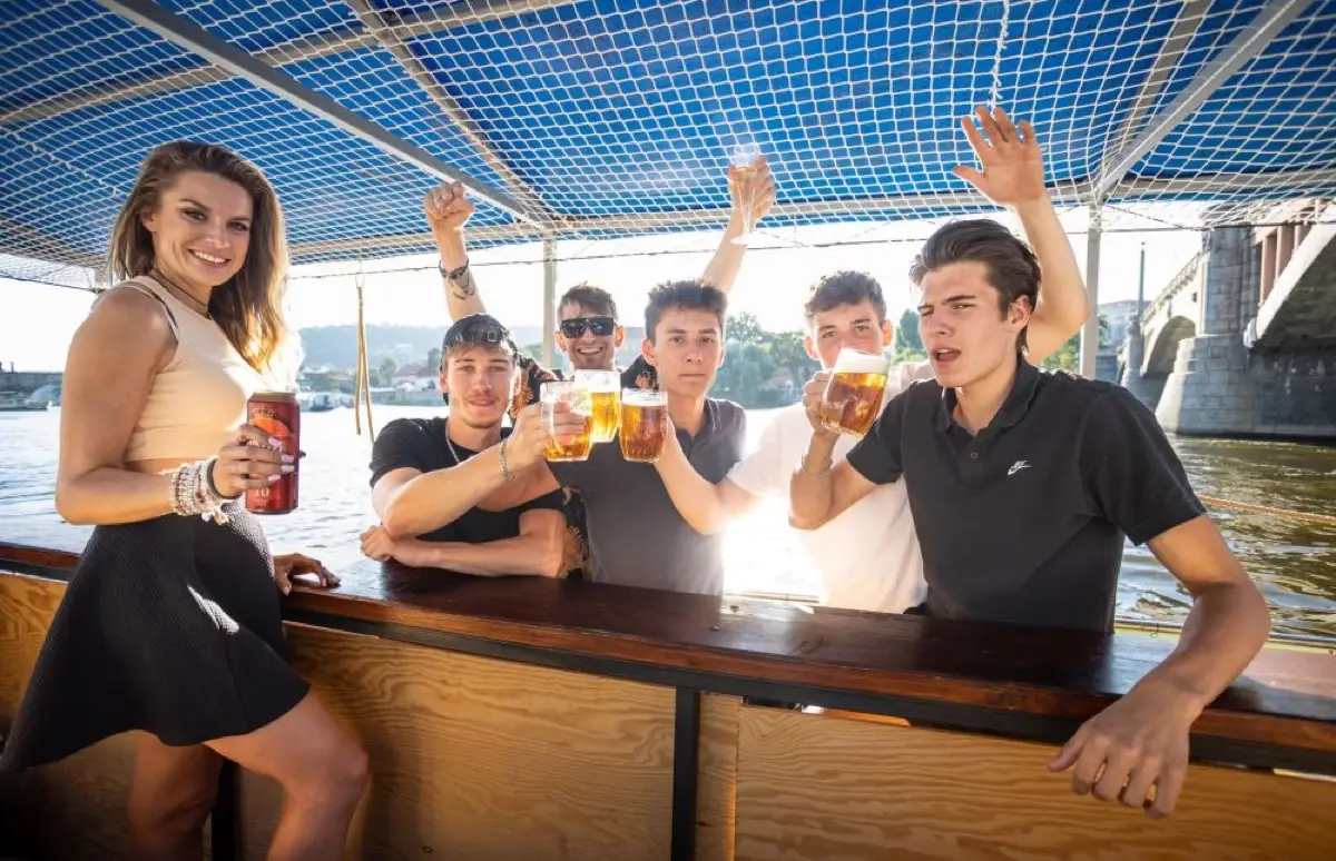 Bier of prosecco fietsboot in Praag