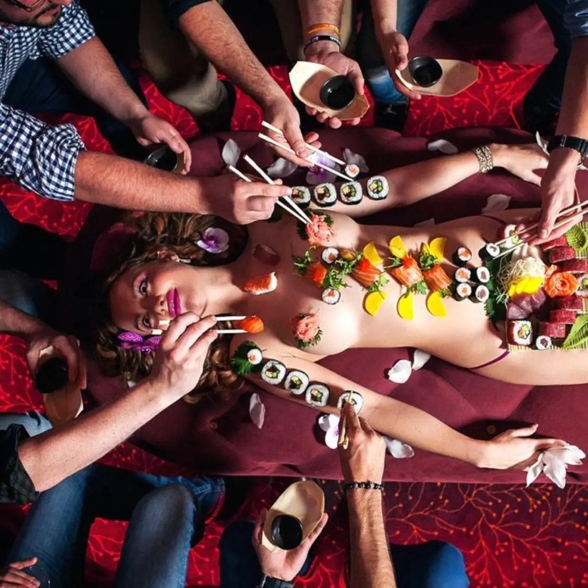 Naked sushi in Praag